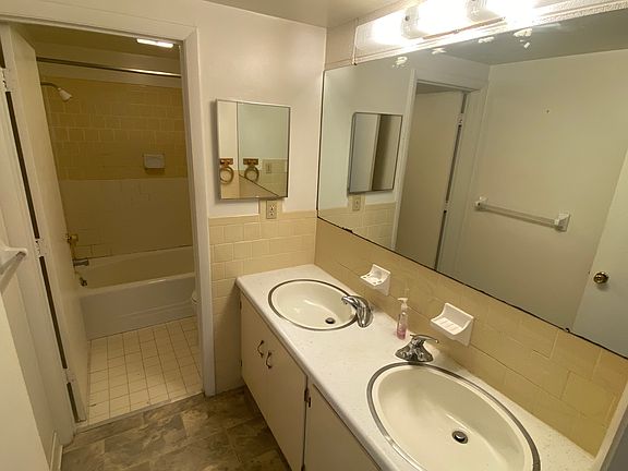 3rd image of 904 Brightwood Manor Dr