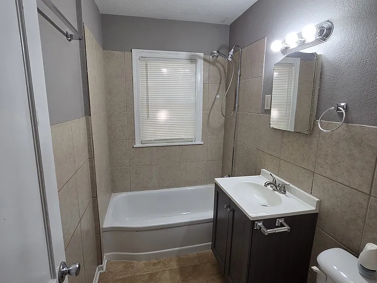 324 N Gordon Ave — Photo 8