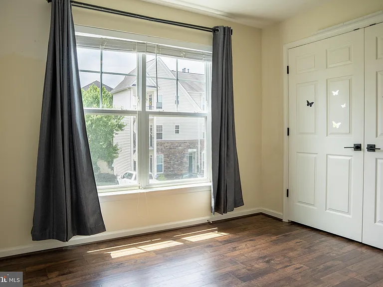 42243 Canary Grass Sq — Photo 37
