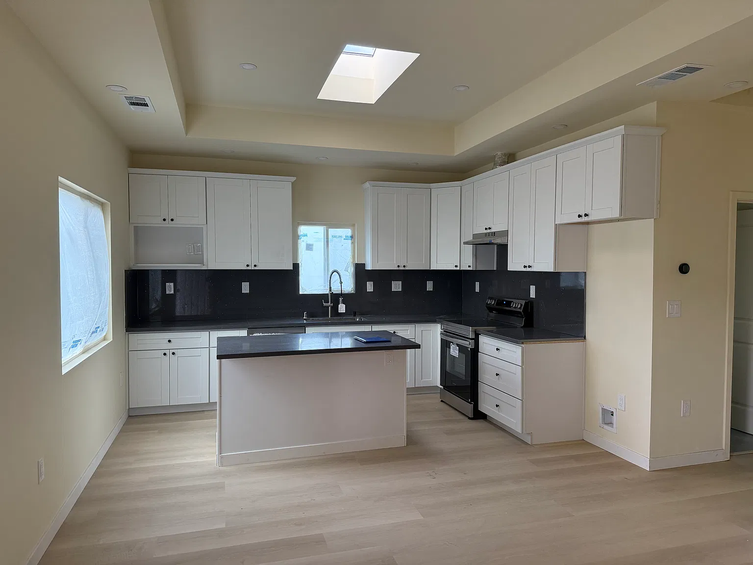 2 bed, 800 sqft, $4,200 — Photo 2