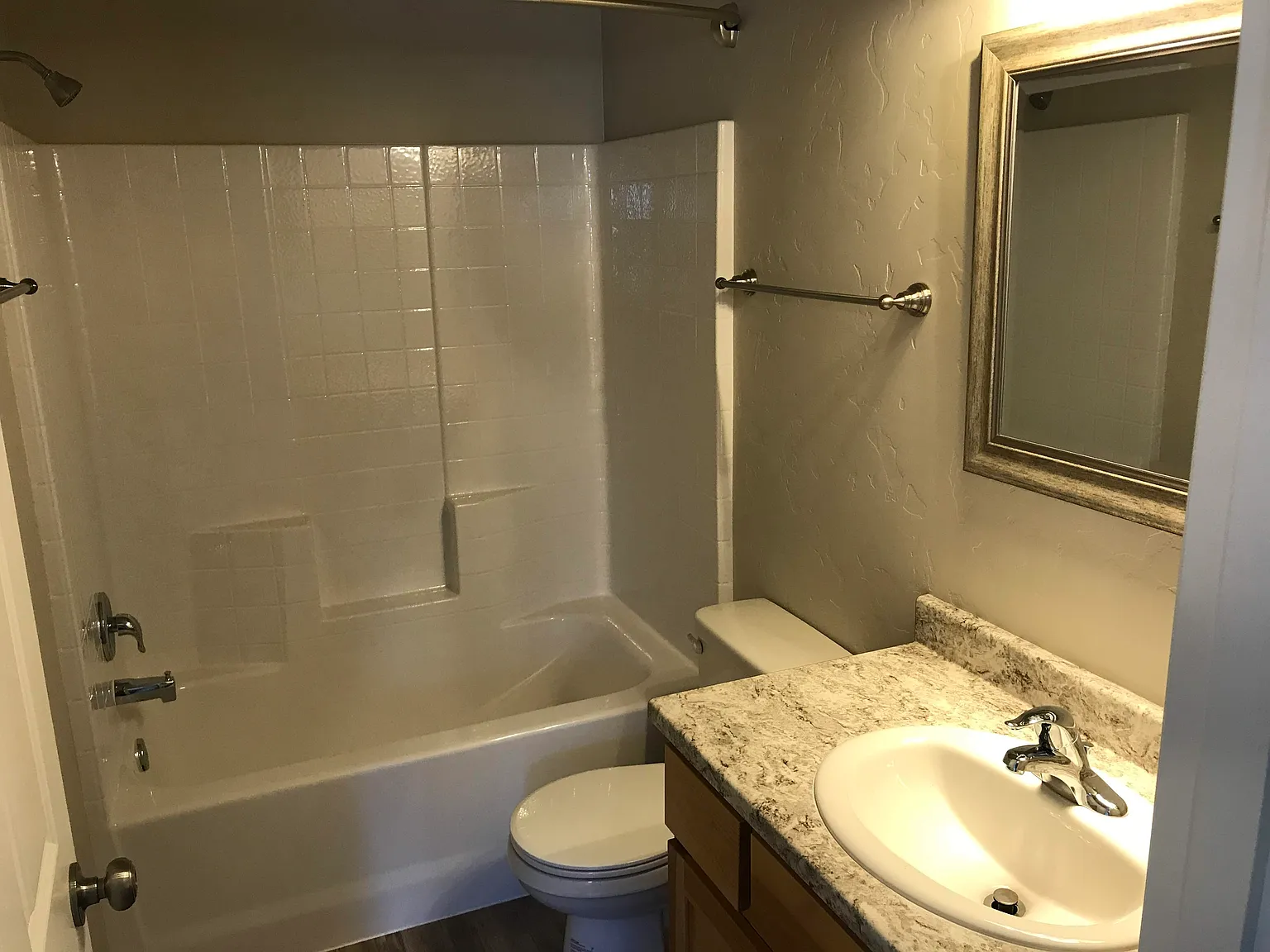 3 bed, 1000 sqft, $2,100 — Photo 3