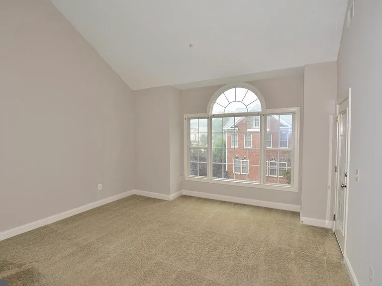 103 Washington Square Ct — Photo 4