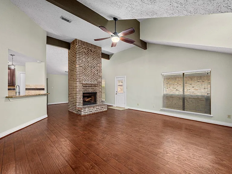 1915 Creek Valley Ln — Photo 5
