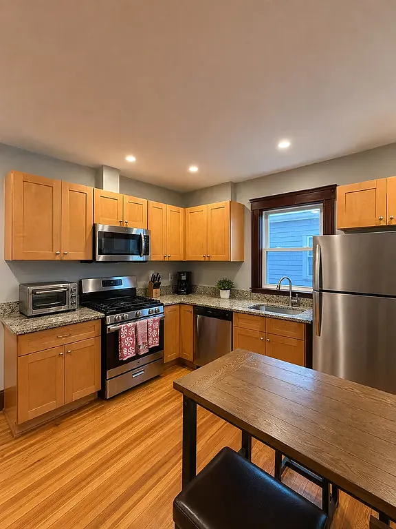 4 bed, 1200 sqft, $5,600 — Photo 1