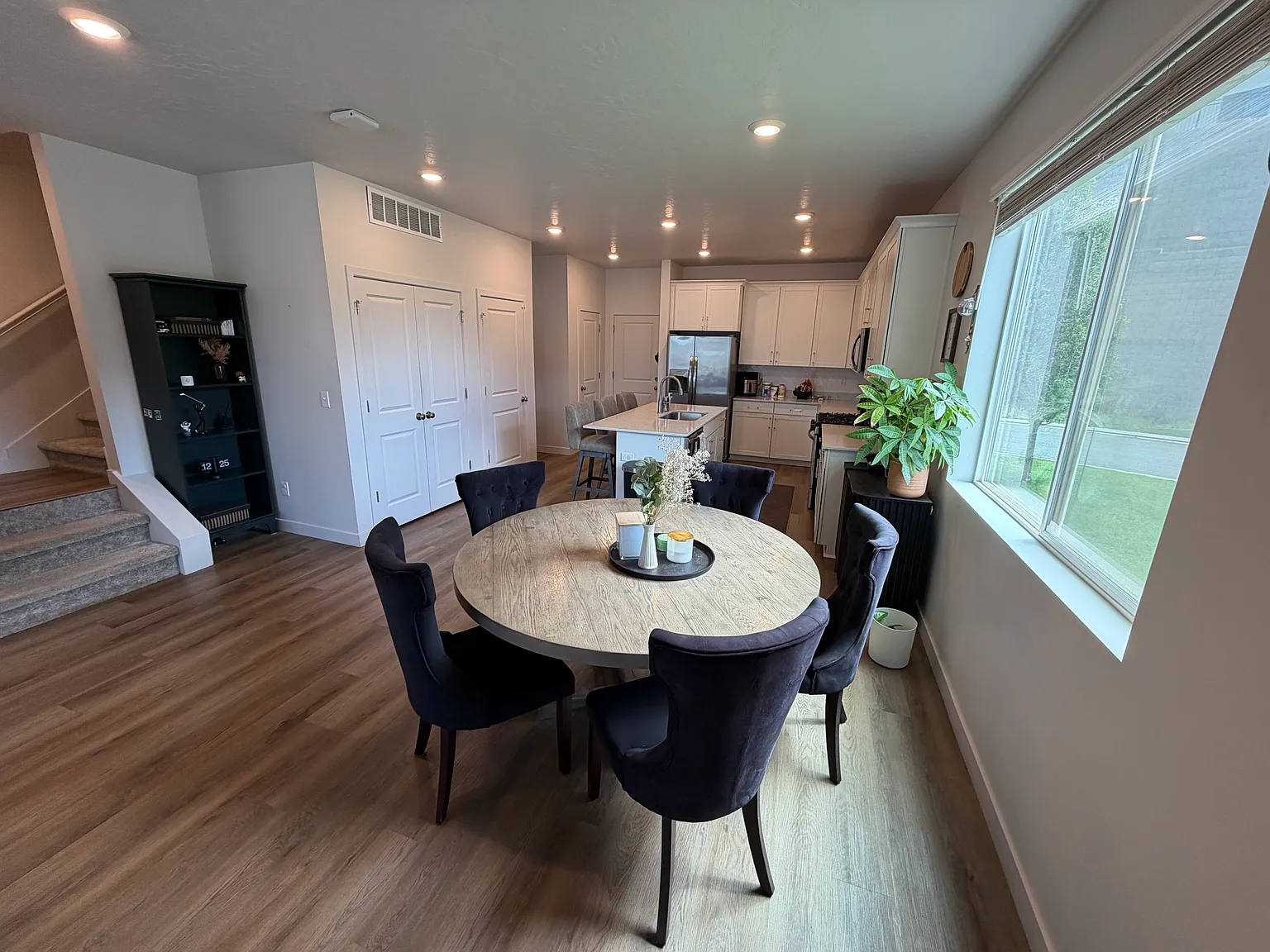 5 bed, 3.5 bath, 2800 sqft, $3,150 — Photo 2