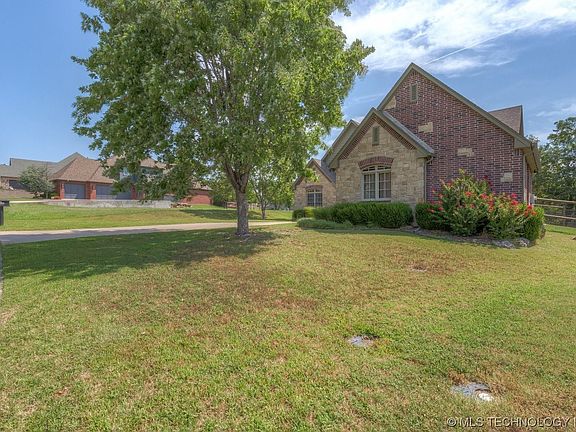 3rd image of 515 Cross Timbers Blvd