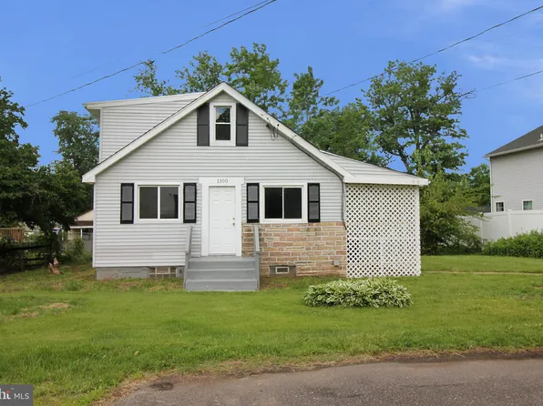 1300 Magnolia Ave, Croydon, PA 19021