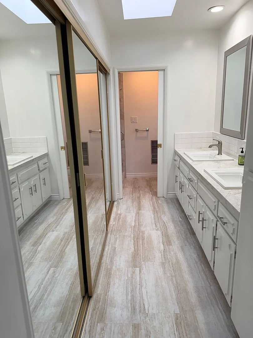 Large 3 Bedroom 2 Bathroom , 2 Car Garage Available Now — Photo 3