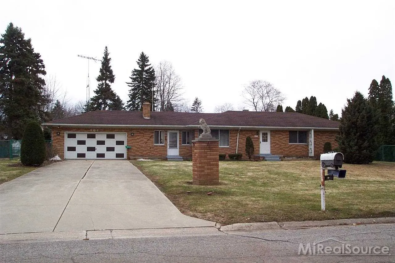 561 Cloverlawn St photo 1