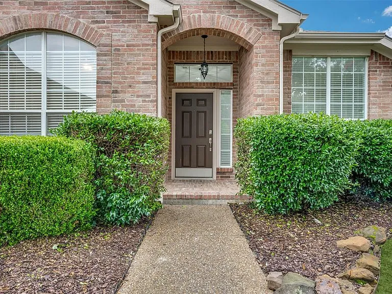 1617 Redwood Dr — Photo 3