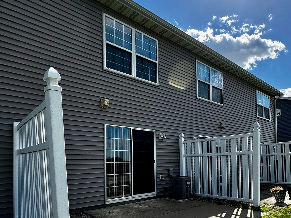 Building Photo - 575 Pointe Ct SW
