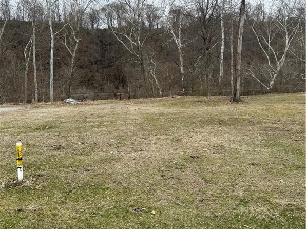 23 Martha Dr, Connellsville, PA 15425