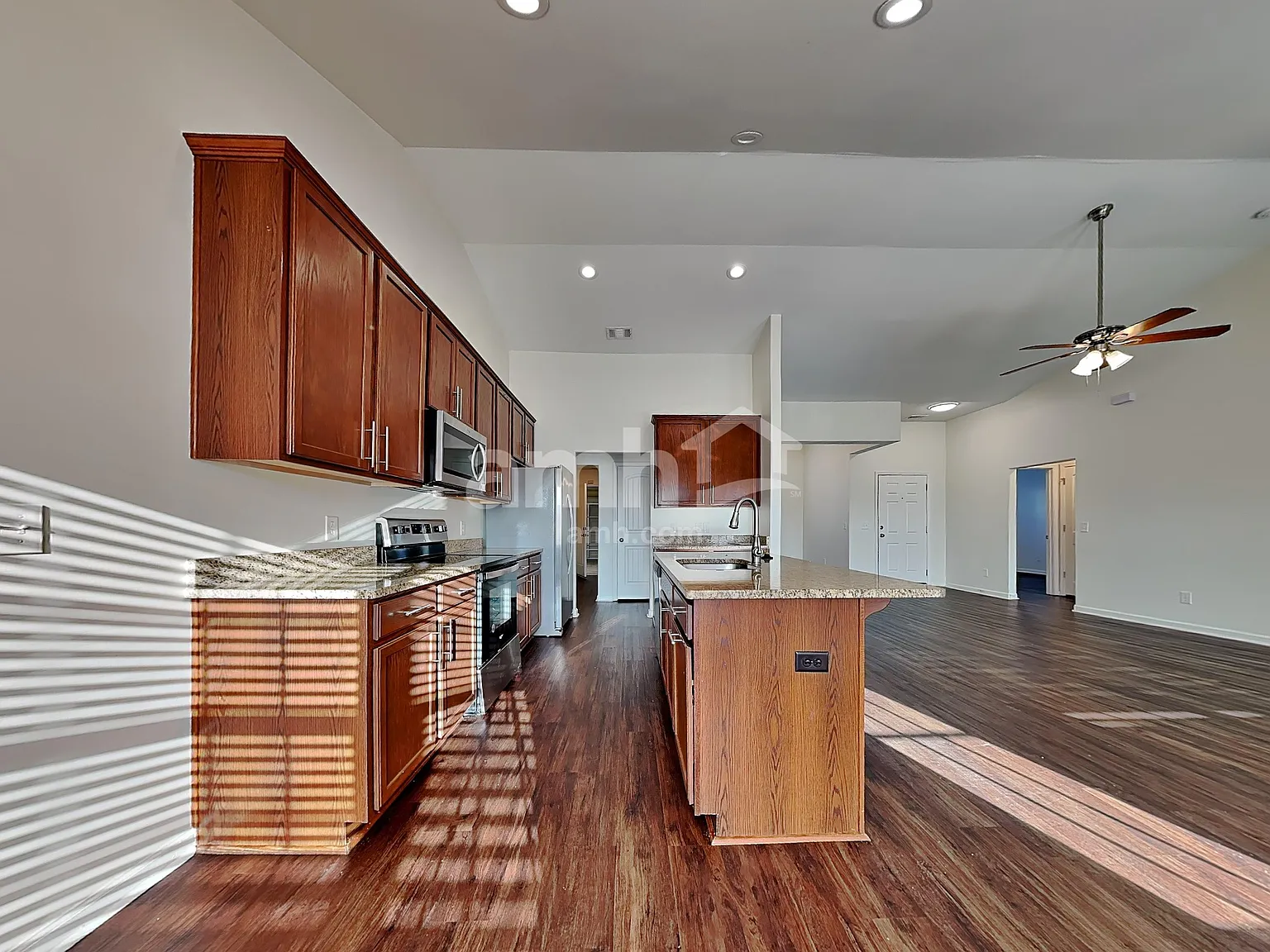 3 bed, 2.0 bath, 1689 sqft, $2,325 — Photo 4