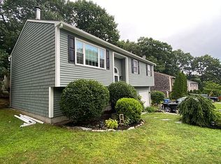 2 Beaver Creek Ct, Cranston, RI 02921