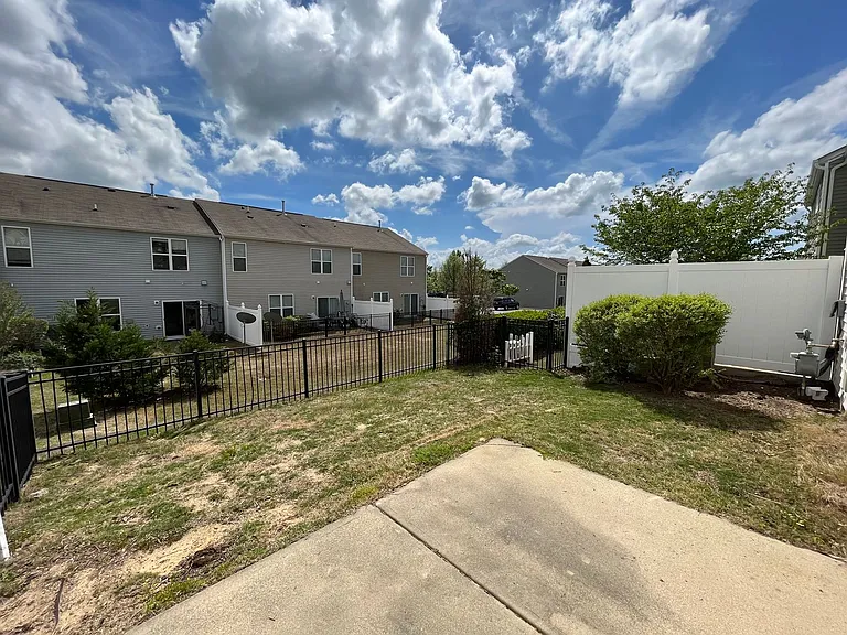 8206 Yaxley Hall Dr — Photo 26