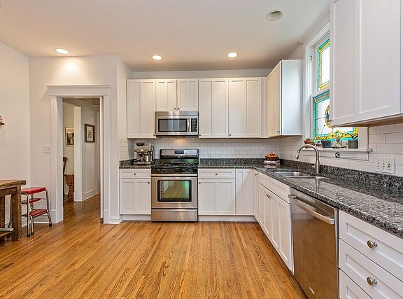 5th image of 2741 Woodbine Ave