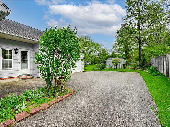 3rd image of 109 Hazelwood Dr