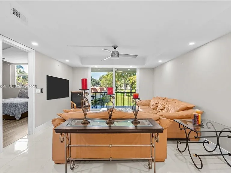 811 S Hollybrook Dr #208 — Photo 2