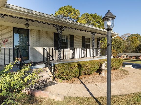 5th image of 221 Jackson Heights Rd