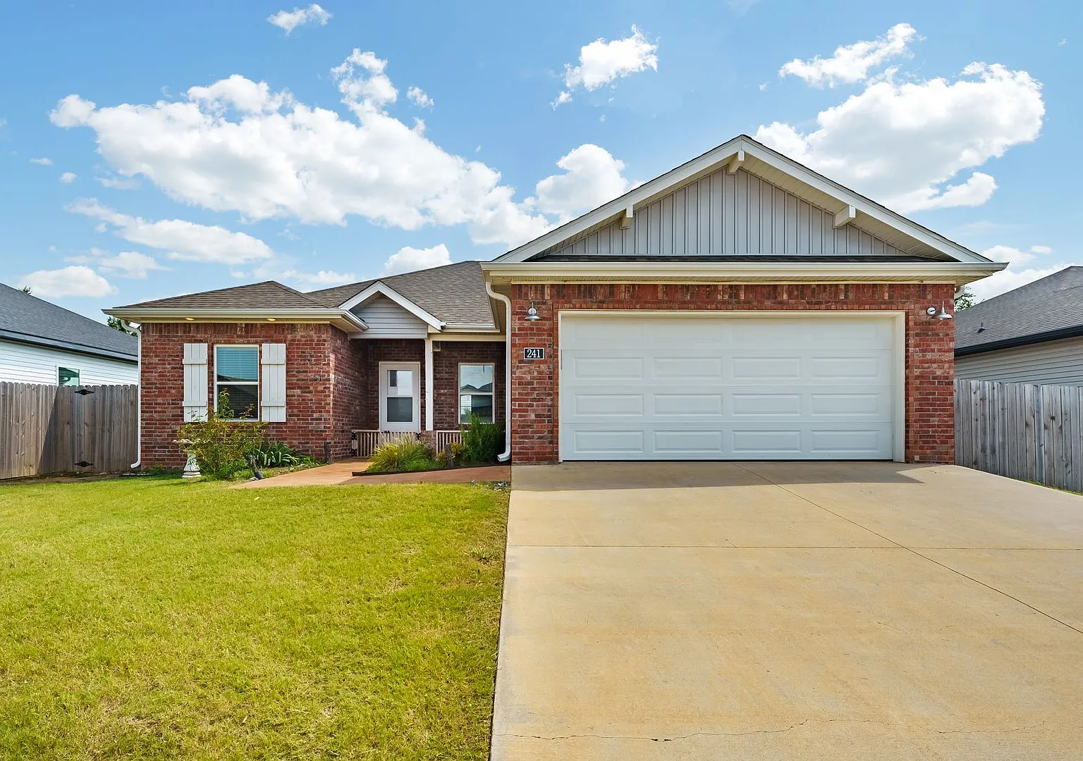 Ready Now! 3 bedroom 2 bath home — Photo 2