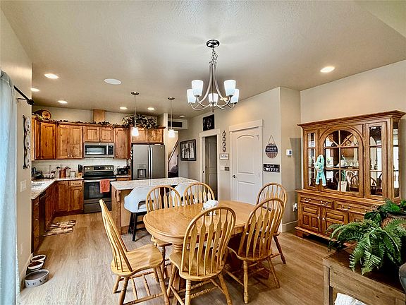 3rd image of 3913 Hoss Dr