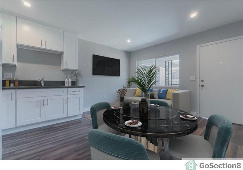 1st image of 939 W 66th St #4