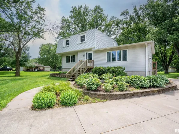 13 Rainbow Dr, Bettendorf, IA 52722