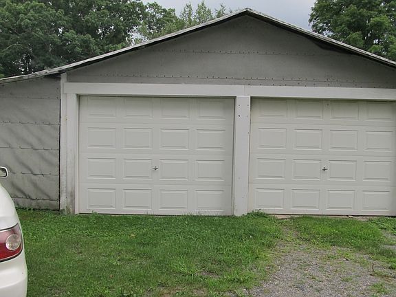 2 1/2 car garage