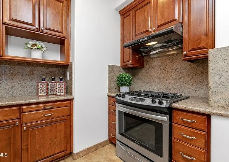 272 N Chester Ave #105 — Photo 13