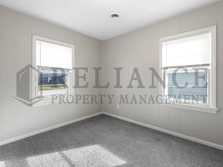 1047 S Glenn St — Photo 18