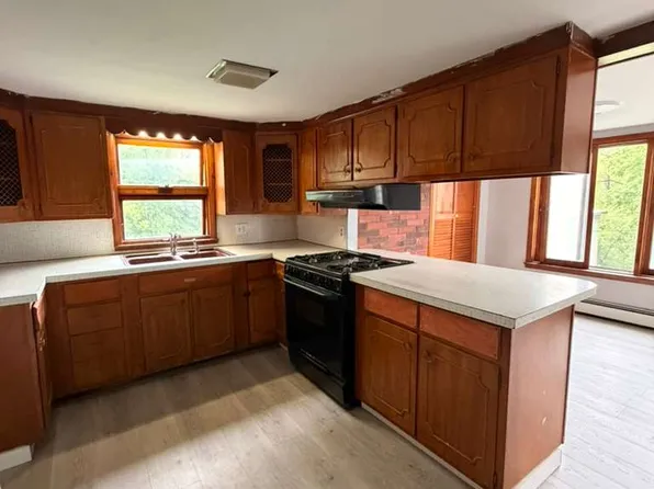 9 Erie St, Troy, NY 12180