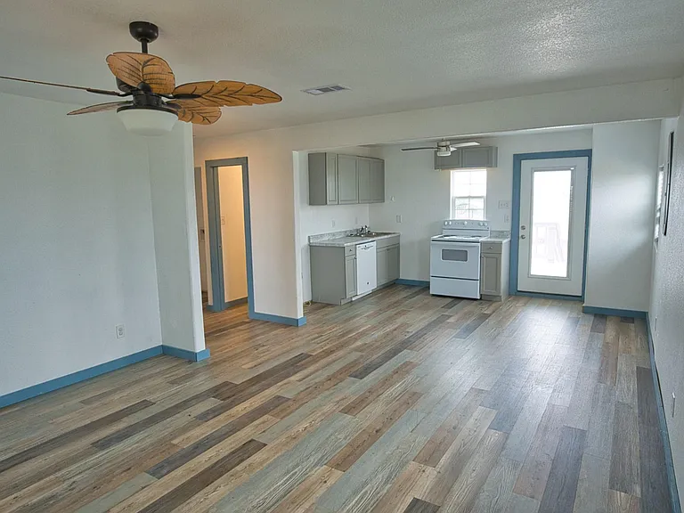 26314 FM 457 — Photo 5