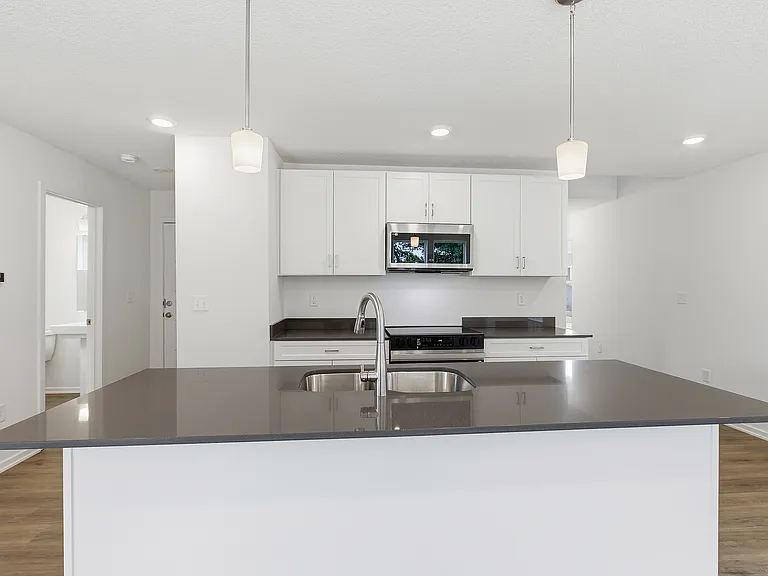 8724 SW Edgewater Dr — Photo 3