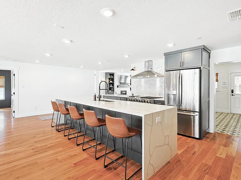 304 Bowie St — Photo 10