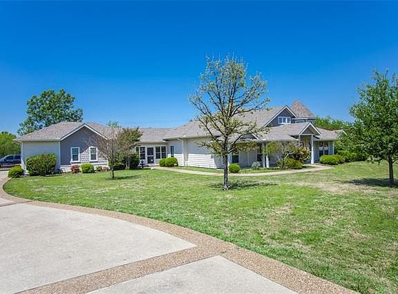 3rd image of 4930 Dogwood Dr