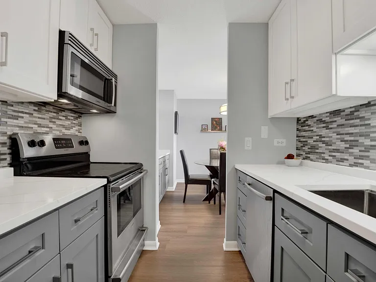 2740 N Pine Grove Ave #9 — Photo 4