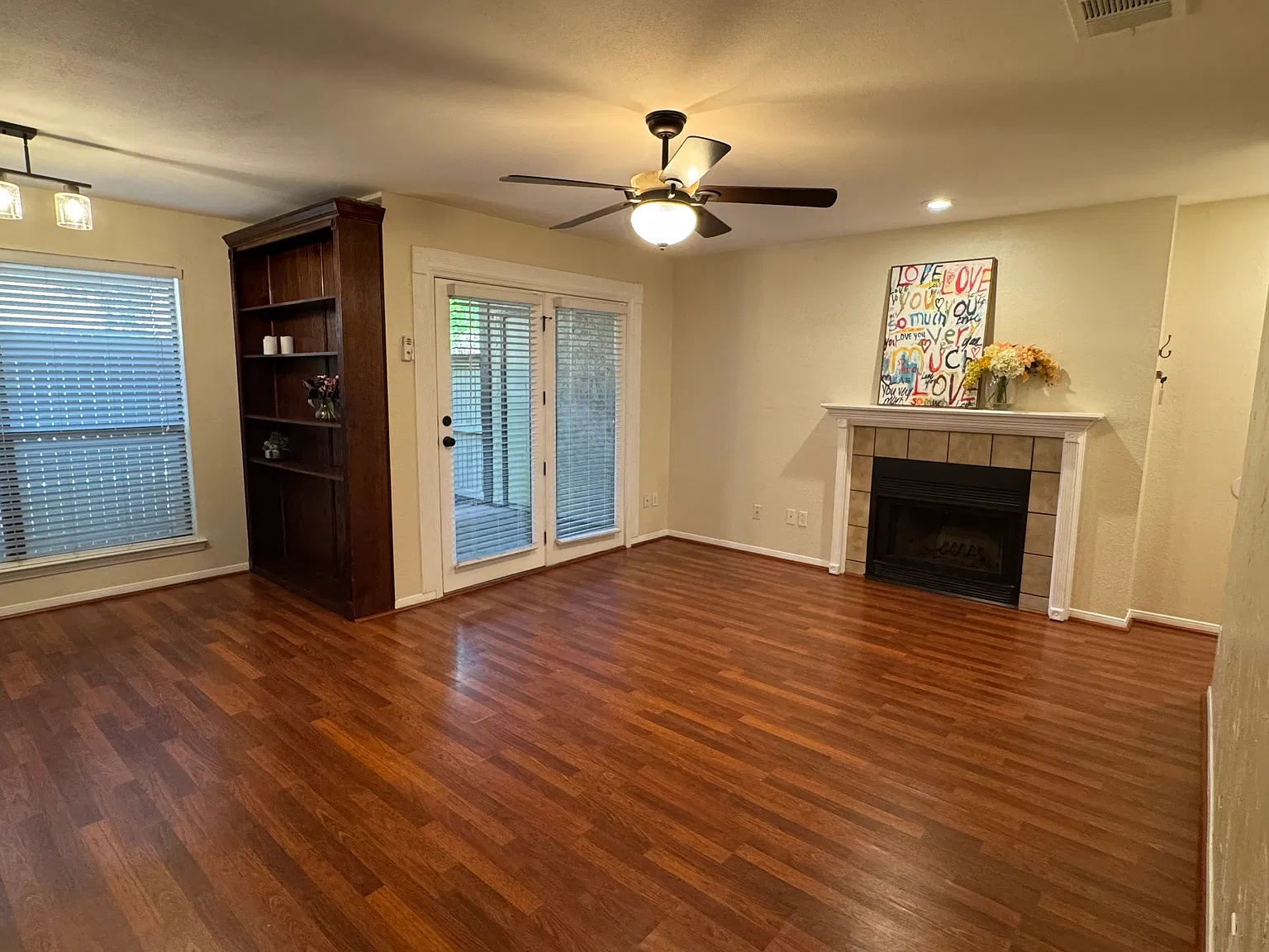 2 bed, 963 sqft, $1,570 — Photo 2