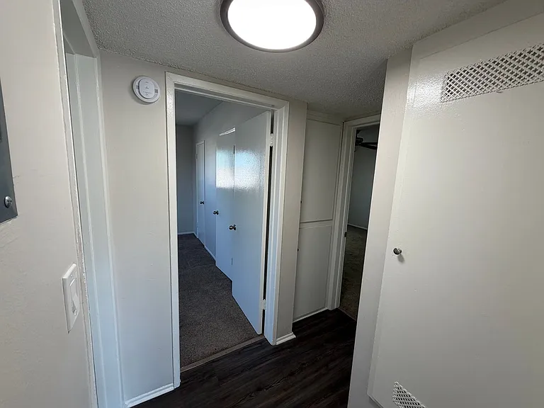 Spacious 1 Bedroom/1 Bathroom Apartment - $500 Off Move In + Reimbursed Application Fee — Photo 7