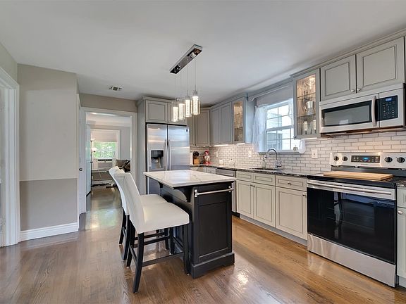 3rd image of 35A Oaklawn Ave