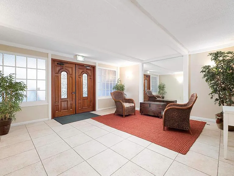 424 Stratford Ct — Photo 24