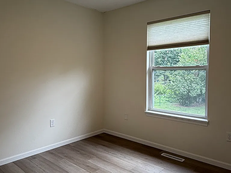 680 Emily St — Photo 11