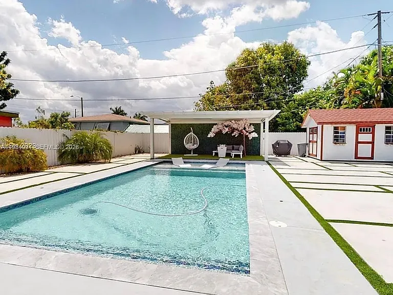 1220 NW 37th Ave — Photo 2