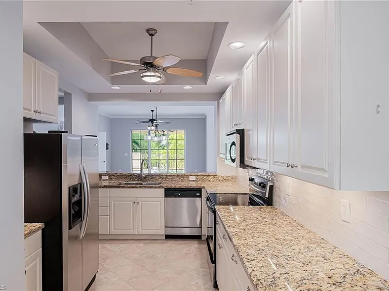5068 Annunciation Cir #209 — Photo 14