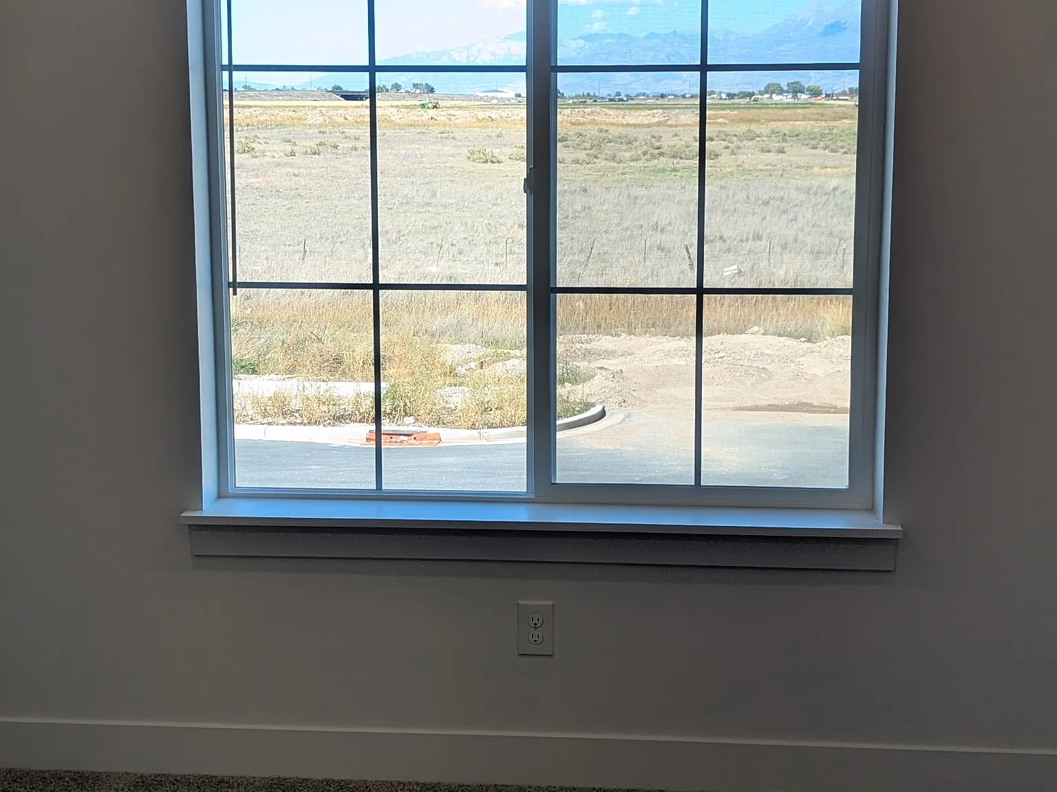 3 bed, 2.5 bath, 1672 sqft, $1,975 — Photo 2