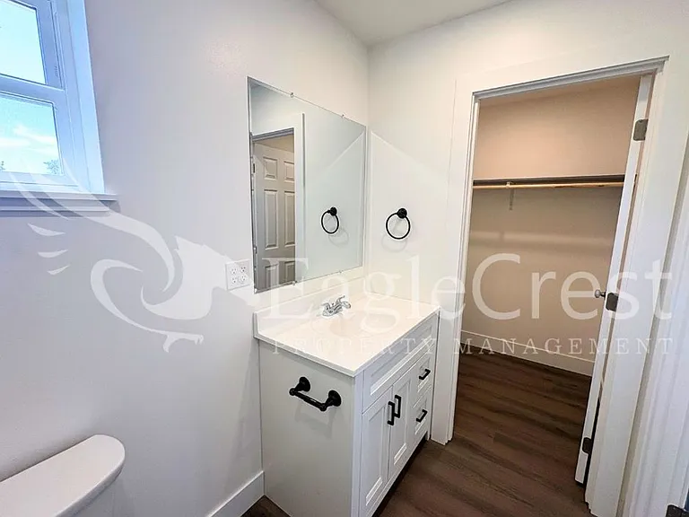 420 Ankeny St — Photo 55