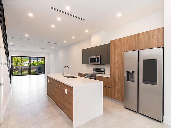 5th image of 1118 NE 10th Ave #1118