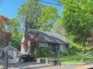 18 Davis St, Melville, NY 11747