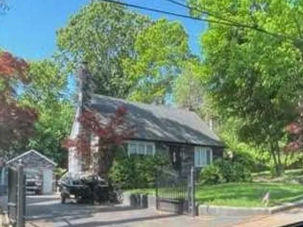 18 Davis Street, Melville, NY 11747