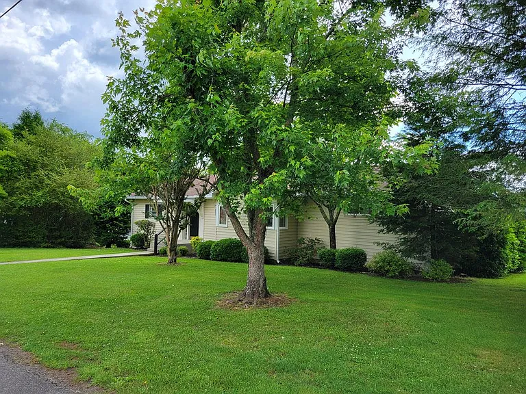 176 Riverside Dr — Photo 25