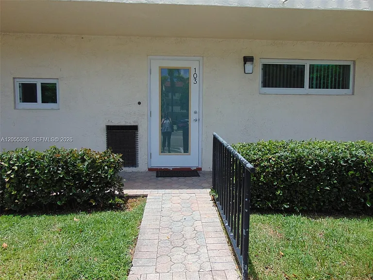 9811 N Hollybrook Lake Dr #103 — Photo 3